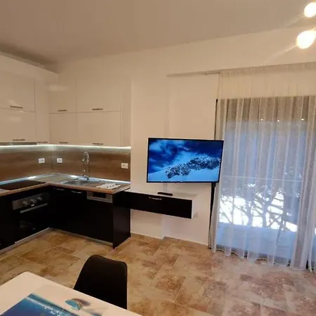 Ocean Bloom Escape B62 * Golem (Tirana)